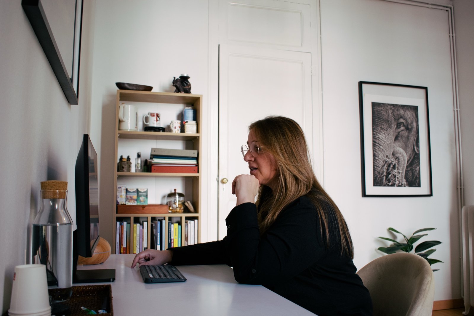 Vanesa Monje en una sesión de terapia online desde su consulta